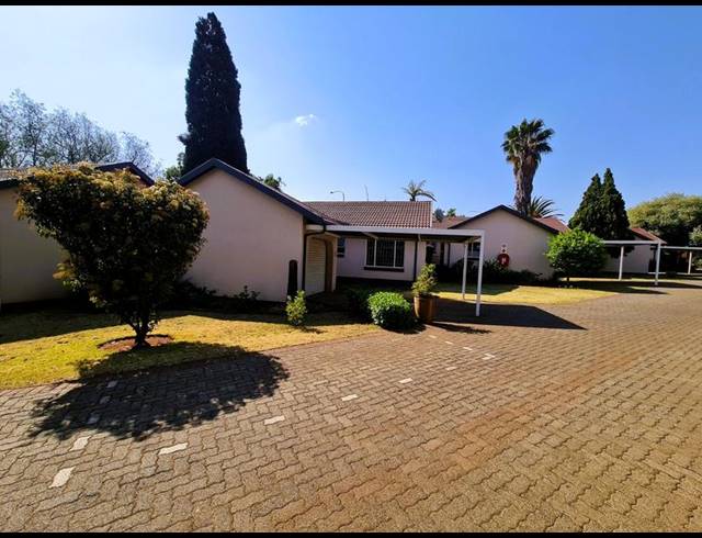 2 BEDROOM TOWNHOUSE FOR SALE IN DIE HOEWES